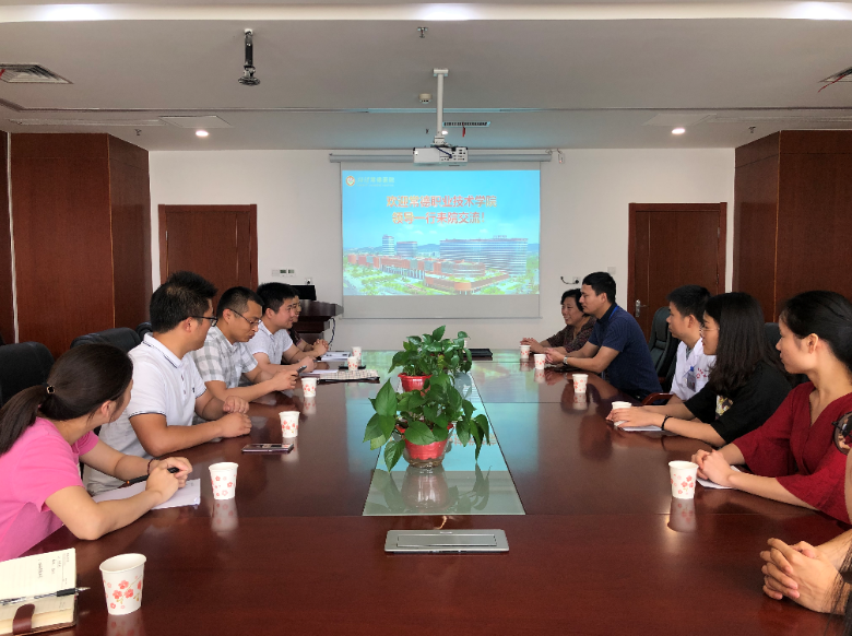 护理系班子成员与湘雅常德医院领导和实习学生进行座谈.png 护理系班子成员与湘雅常德医院领导和实习学生进行座谈.png