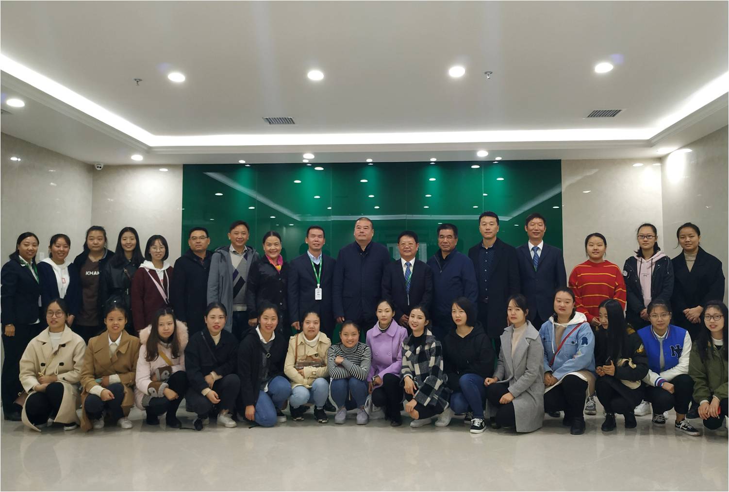 2黄云新书记和养天和张恩深总裁与药学实习生合影.jpg 2黄云新书记和养天和张恩深总裁与药学实习生合影.jpg