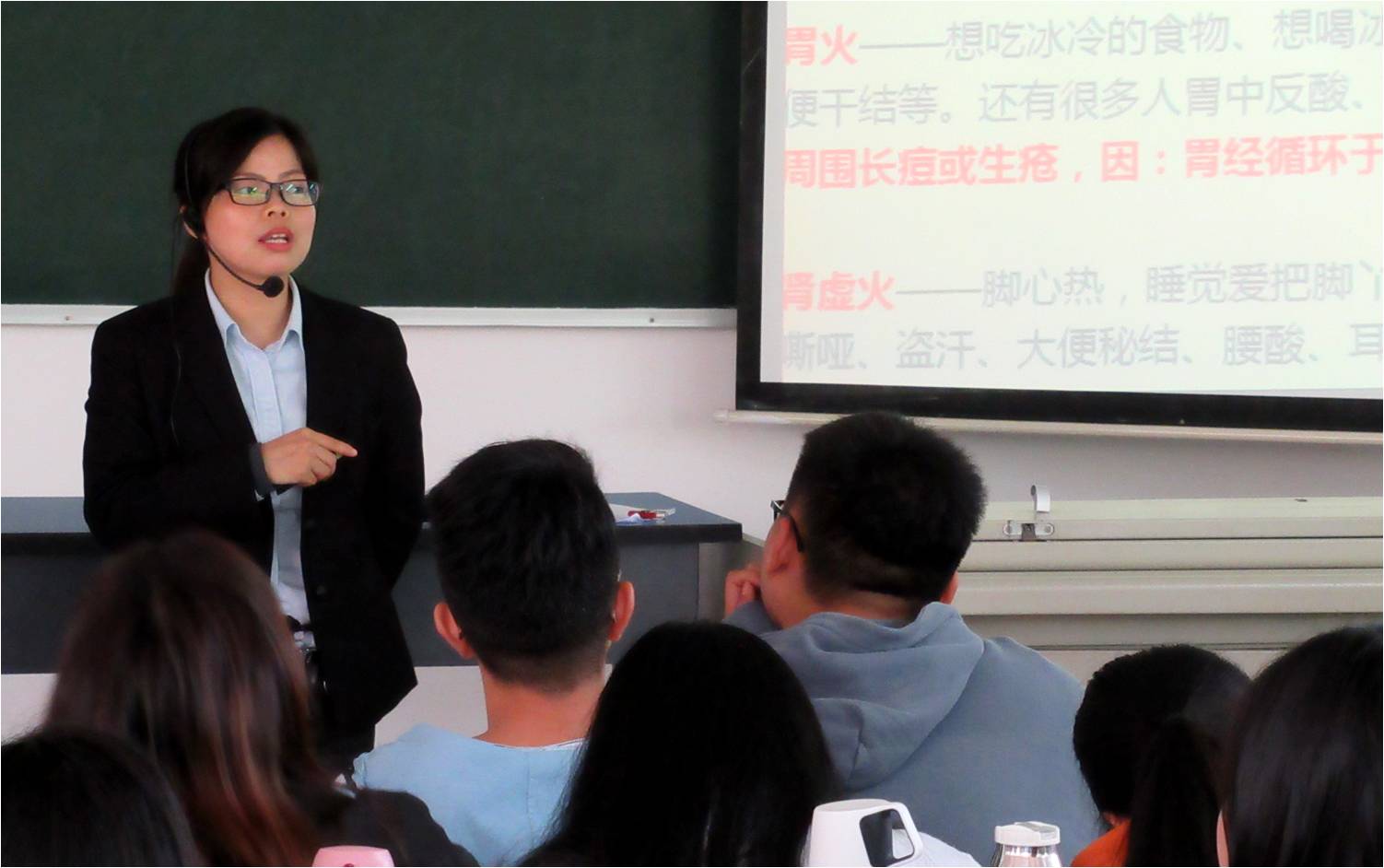 4老百姓培训部经理周洁上课.jpg 4老百姓培训部经理周洁上课.jpg