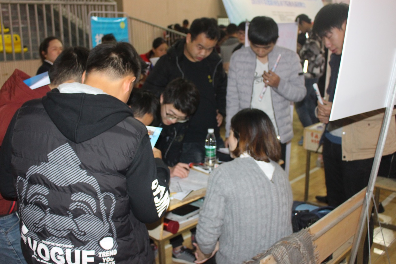 2018.11.15招聘会3.jpg 2018.11.15招聘会3.jpg