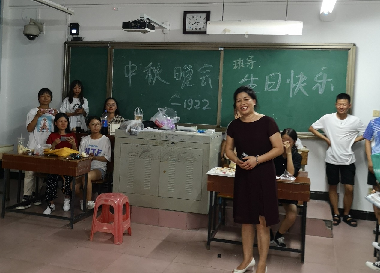 护理系党总支开展中秋慰问系列活动1.jpg 护理系党总支开展中秋慰问系列活动1.jpg