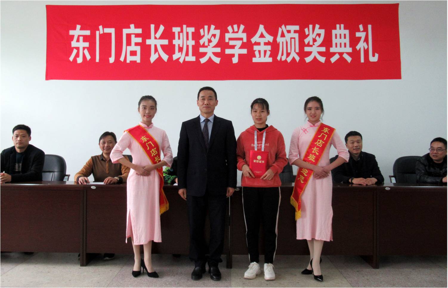 3东门店长1班一等奖奖学金获得者.jpg 3东门店长1班一等奖奖学金获得者.jpg