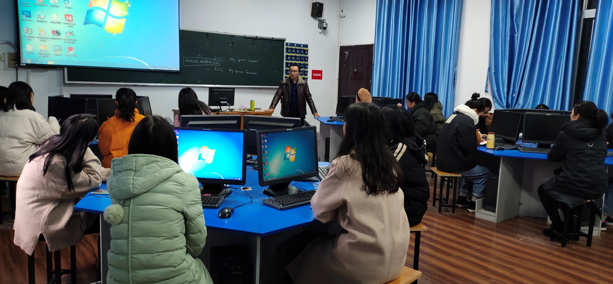 POP手绘海报设计培训现场1.png