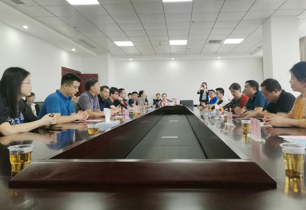 学院院长和医院领导及实习学生座谈11111.jpg 学院院长和医院领导及实习学生座谈11111.jpg
