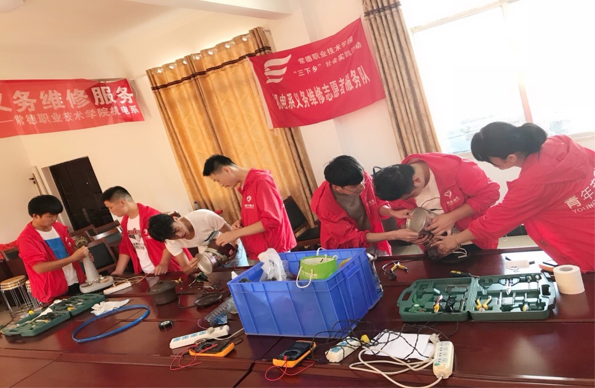维修现场1.jpg 维修现场1.jpg