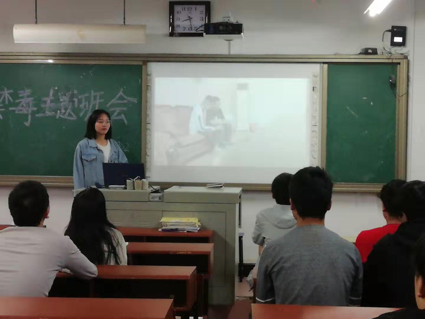 电大1802观看禁毒剧情短片.jpg 电大1802观看禁毒剧情短片.jpg