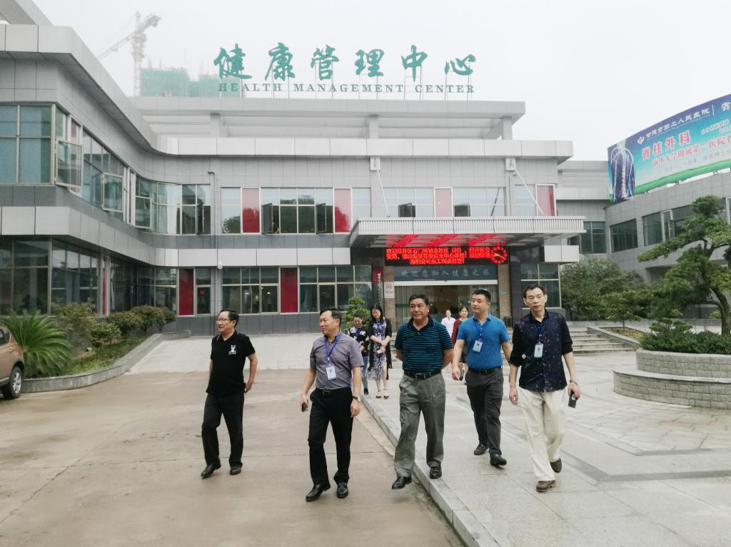 医院领导带领张院长参观医院特色科室11111.jpg 医院领导带领张院长参观医院特色科室11111.jpg