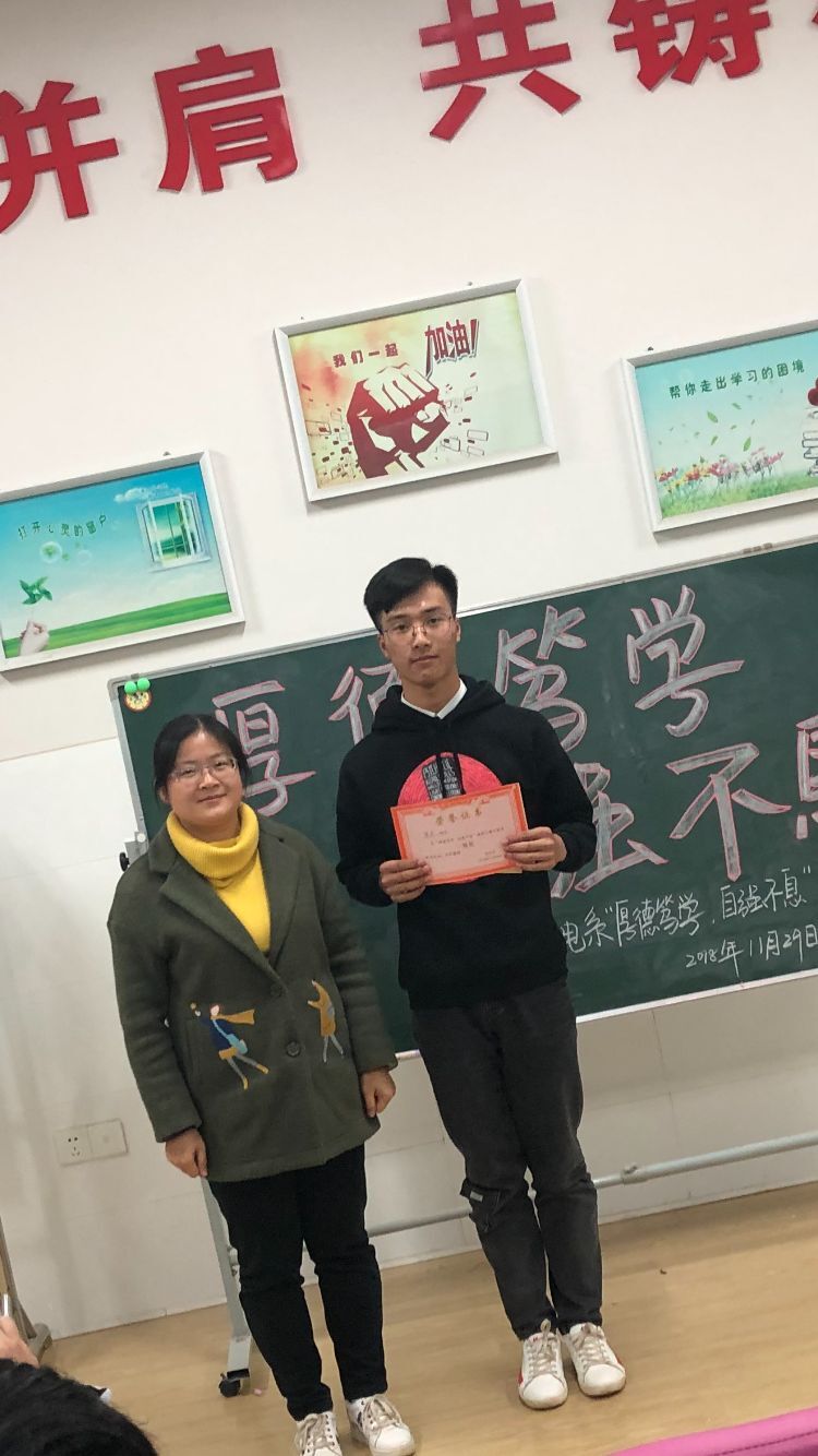 为获奖学生颁奖3.jpg 为获奖学生颁奖3.jpg