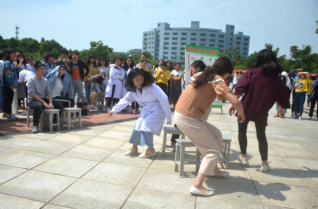 幸福在凳1111.jpg 幸福在凳1111.jpg