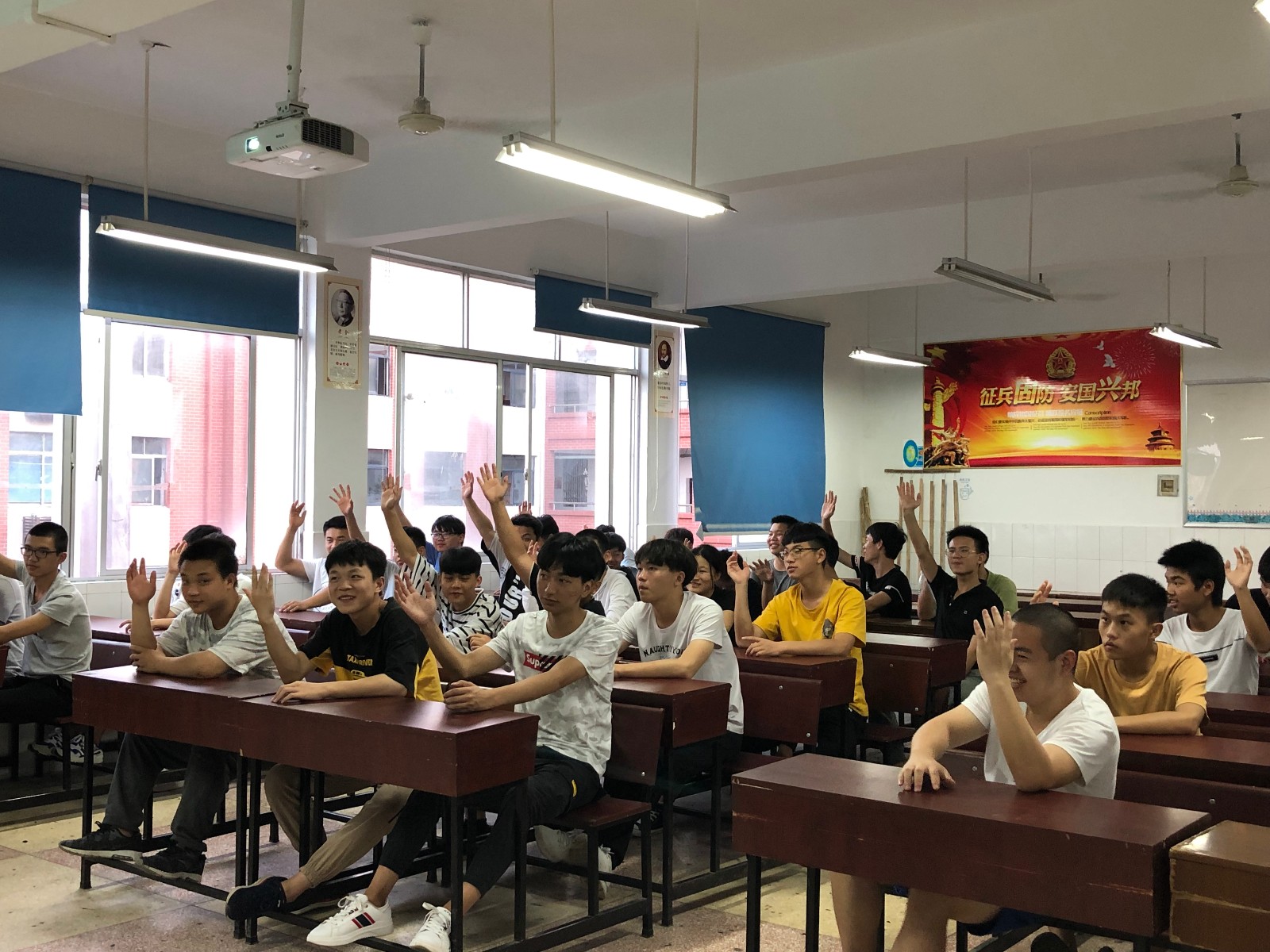 邹书记讲课2.jpg 邹书记讲课2.jpg