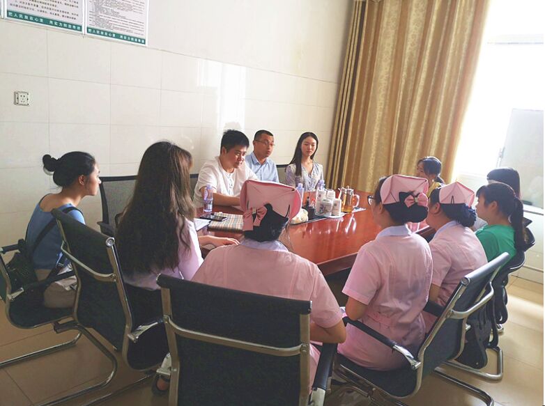 肖有田副主任与辰溪县人民医院实习学生进行座谈会.jpg 肖有田副主任与辰溪县人民医院实习学生进行座谈会.jpg