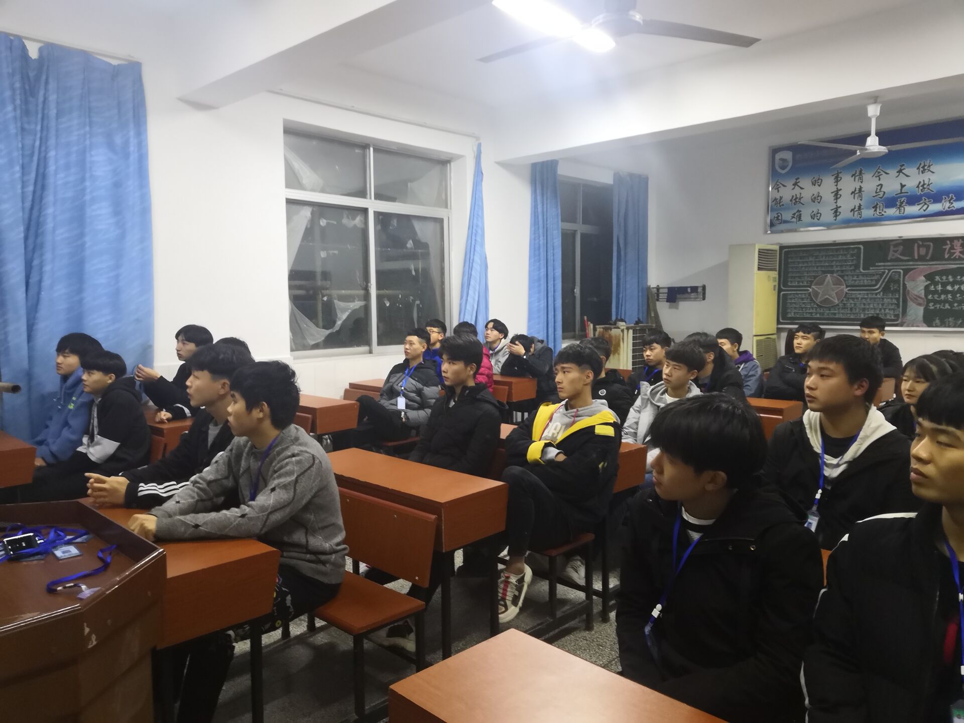 学生认真听讲消防微课.JPG 学生认真听讲消防微课.JPG
