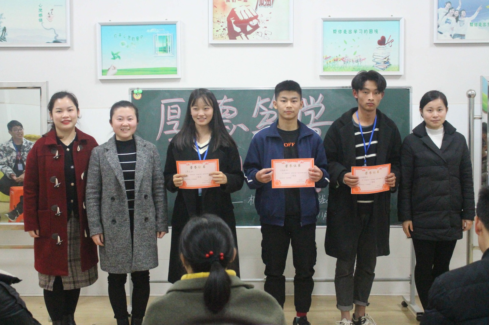为获奖学生颁奖11.jpg 为获奖学生颁奖11.jpg