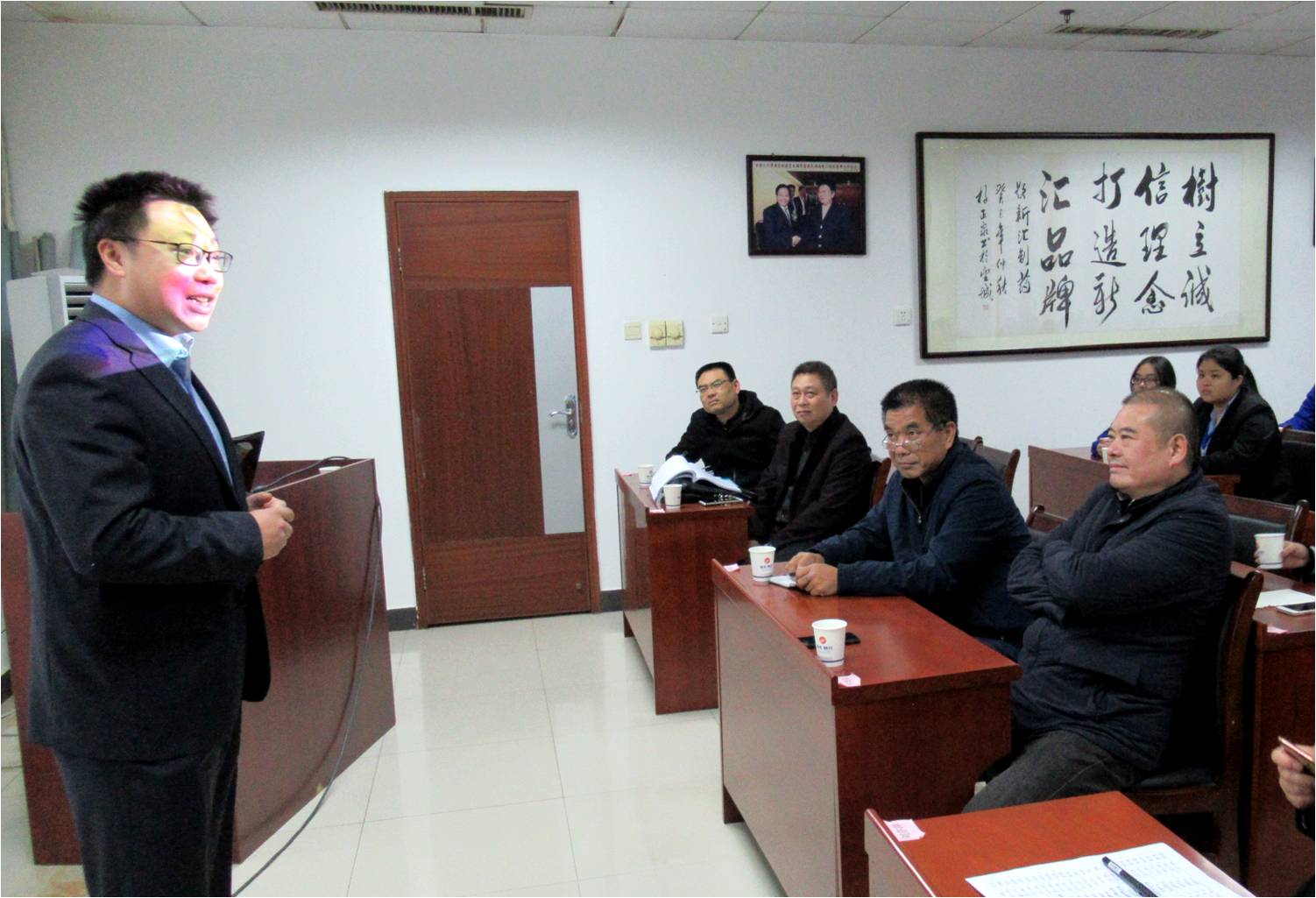 4药学优秀毕业生之新汇制药车间主任王钢汇报.jpg 4药学优秀毕业生之新汇制药车间主任王钢汇报.jpg