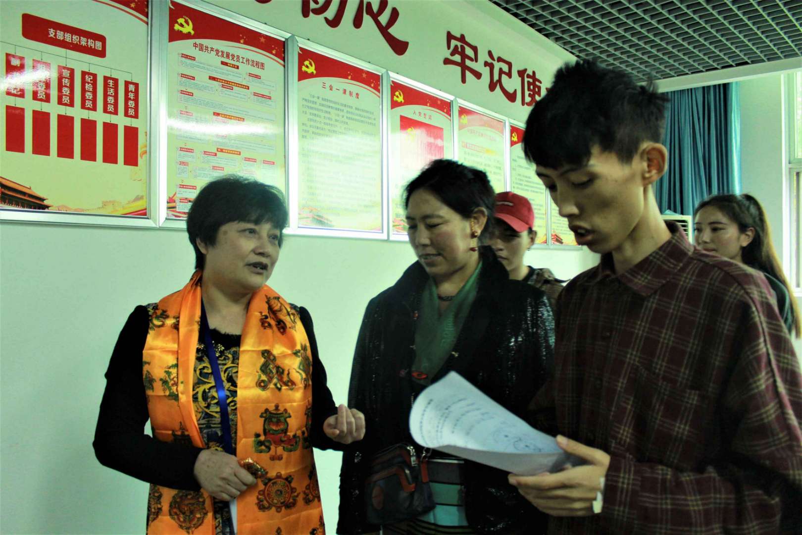 TIM图片医学系西藏学生献哈达4.jpg TIM图片医学系西藏学生献哈达4.jpg