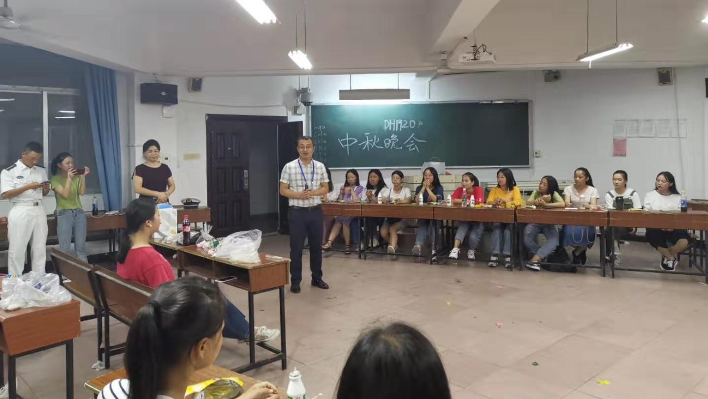 护理系党总支开展中秋慰问系列活动2.jpg 护理系党总支开展中秋慰问系列活动2.jpg