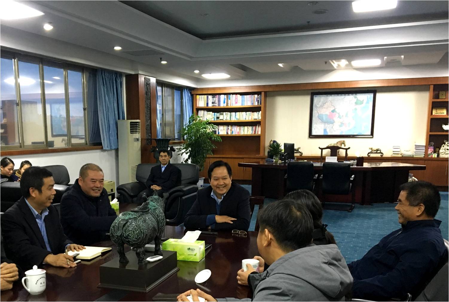 1黄云新书记和新汇制药何述金董事长亲切交流.jpg 1黄云新书记和新汇制药何述金董事长亲切交流.jpg