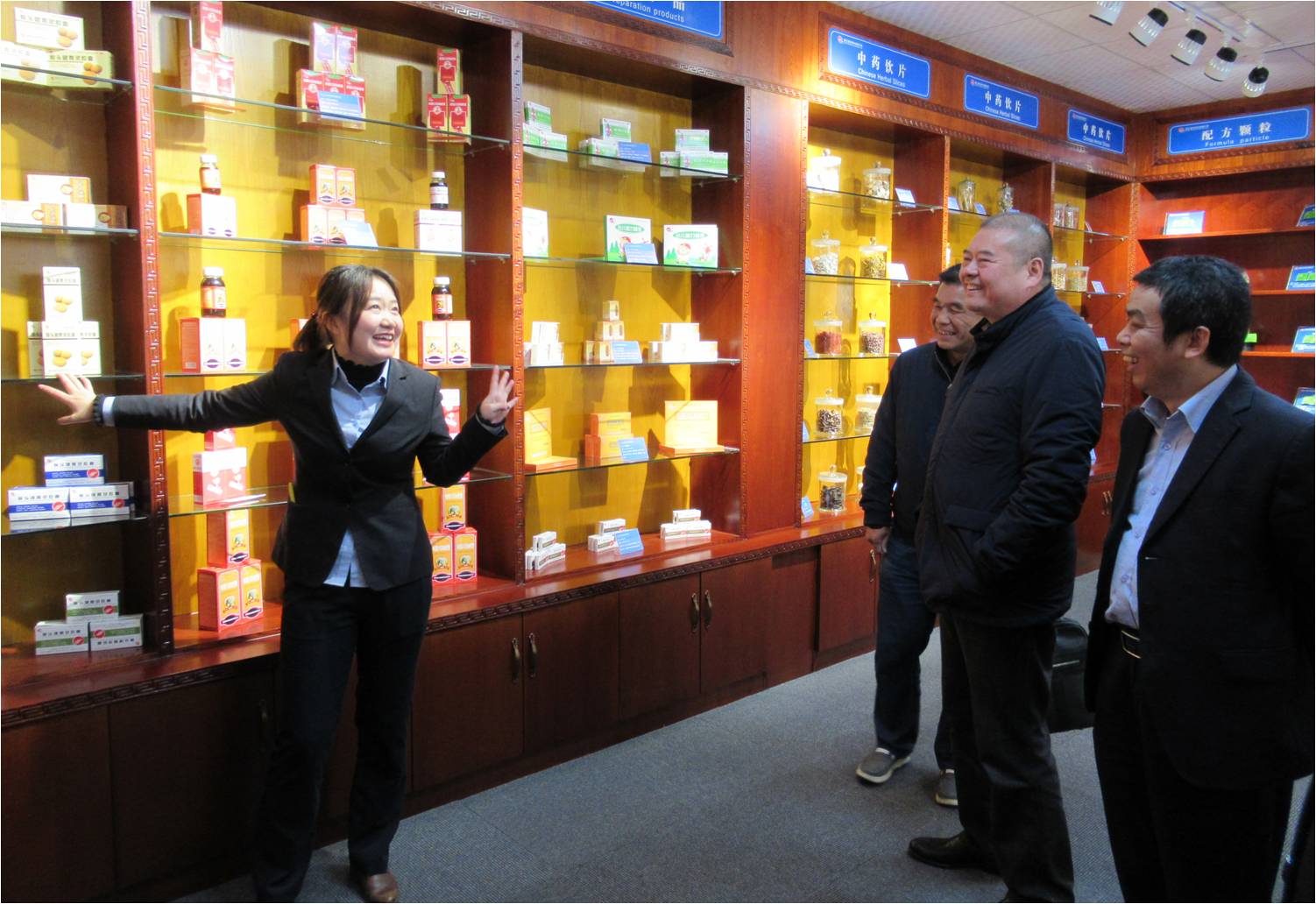 3黄云新书记和黄镇才副院长参观新汇制药创新产品陈列室.jpg 3黄云新书记和黄镇才副院长参观新汇制药创新产品陈列室.jpg